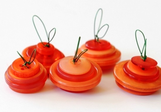 60 herbstliche Ideen zum Basteln mit Knöpfen kleine kürbisse mit orange knöpfen und draht