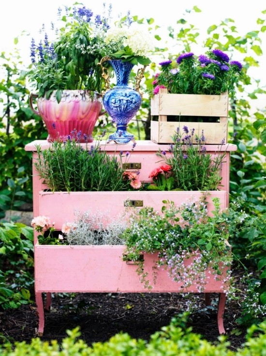 70 DIY Blumenkästen für Balkon und Fenster alte kommode upcyclen rosa kräuter