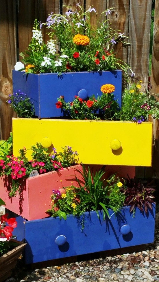 70 DIY Blumenkästen für Balkon und Fenster kommode upcyclen bunt streichen