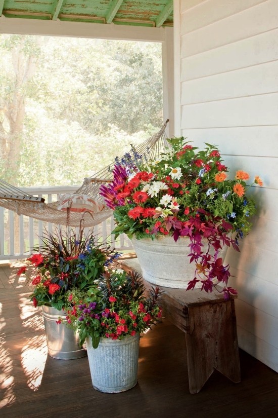 70 DIY Blumenkästen für Balkon und Fenster vintage eimer mit blumen