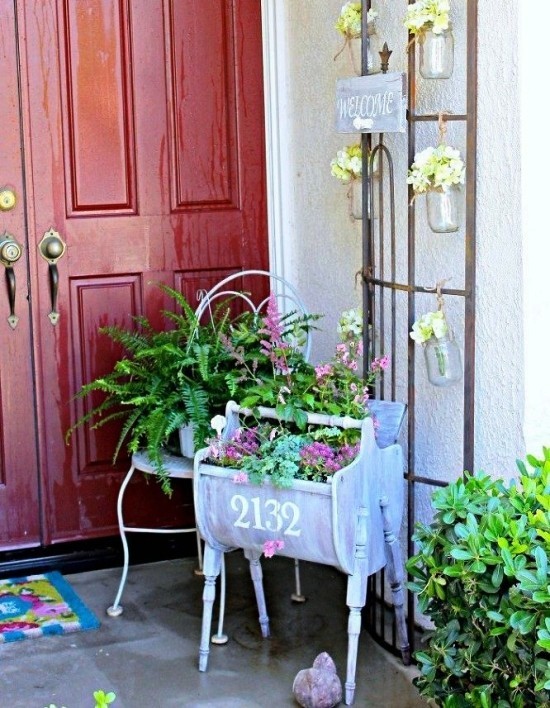 70 DIY Blumenkästen für Balkon und Fenster vintage werkzeugkasten mit blumen