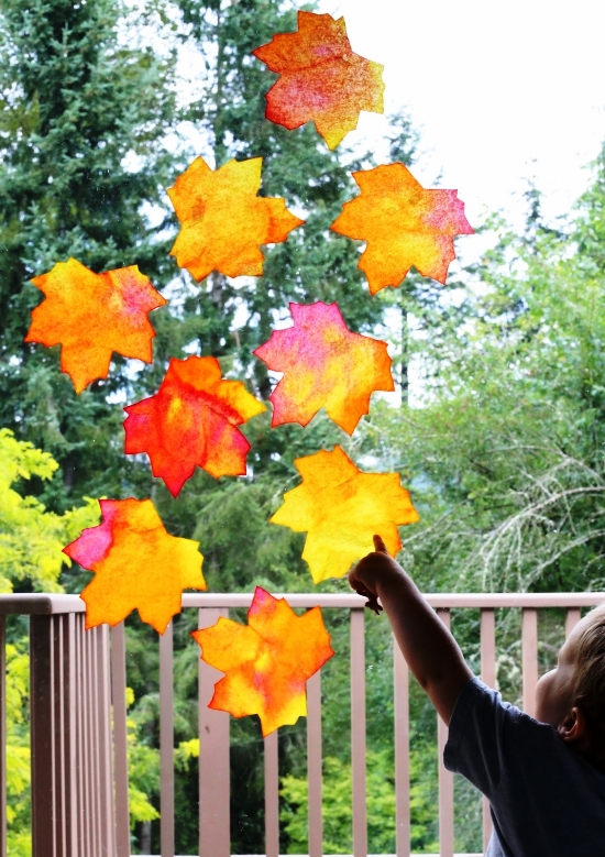 Fensterdeko im Herbst selber gestalten - Ideen und Tipps fensterbild sonnenfänger laub papier