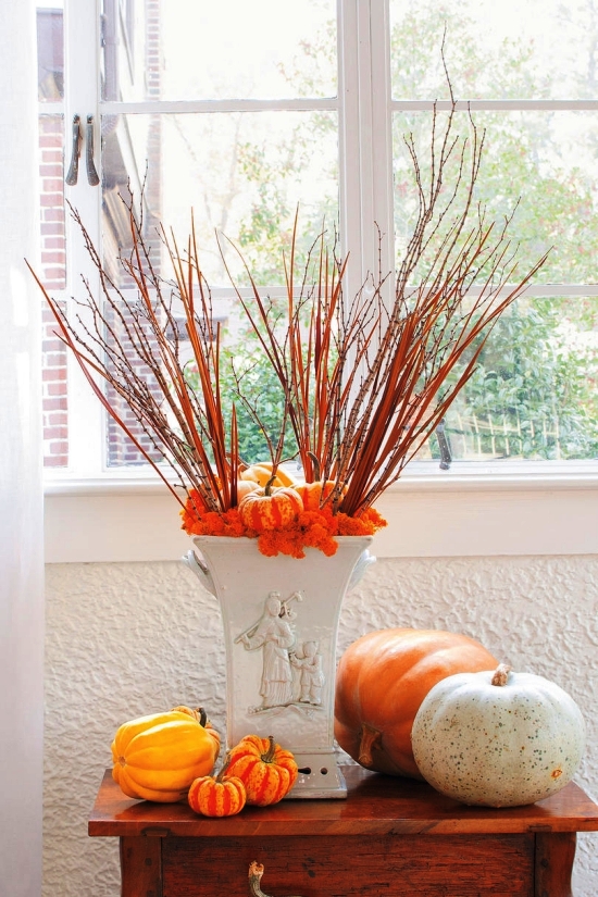 Fensterdeko im Herbst selber gestalten - Ideen und Tipps kürbis deko und gräser in vase