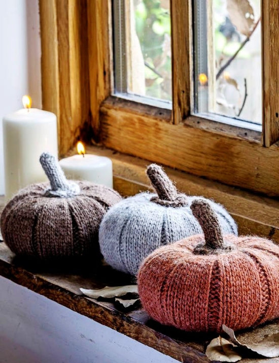 Fensterdeko im Herbst selber gestalten - Ideen und Tipps kürbisse aus pullover