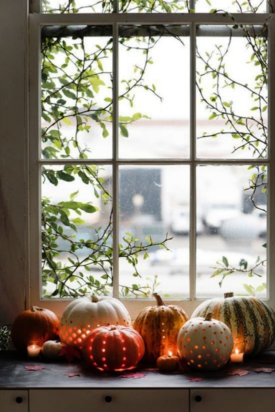 Fensterdeko im Herbst selber gestalten - Ideen und Tipps laternen kürbisse löcher