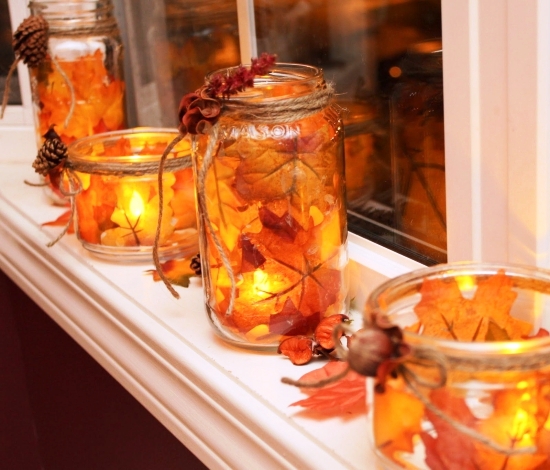 Fensterdeko im Herbst selber gestalten - Ideen und Tipps laternen mit laub glasdosen