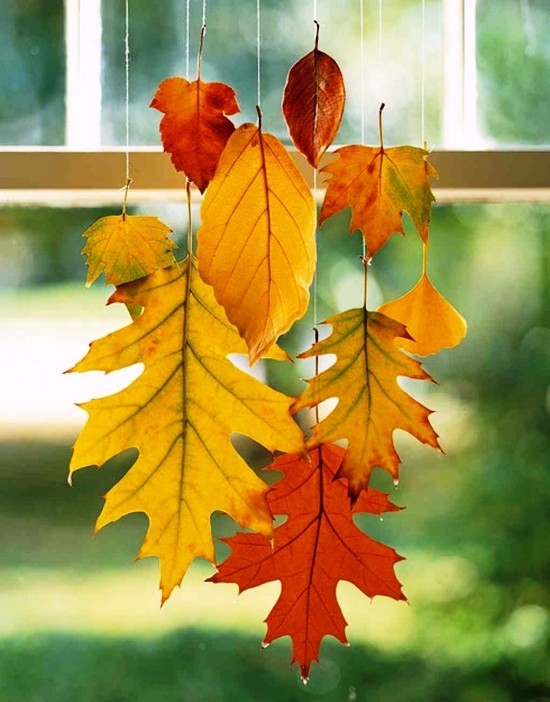 Fensterdeko im Herbst selber gestalten - Ideen und Tipps windspiel aus laub