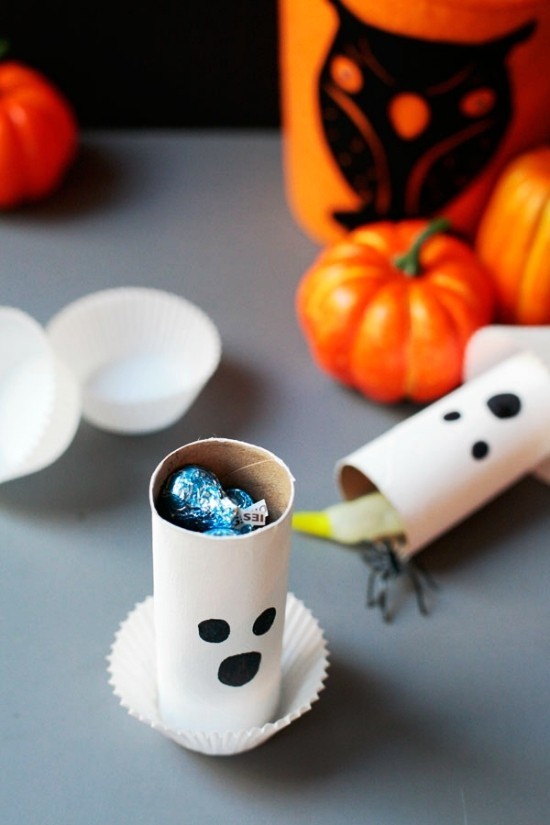 Ideen zum Gespenster Basteln geist papprolle mit süßigkeiten
