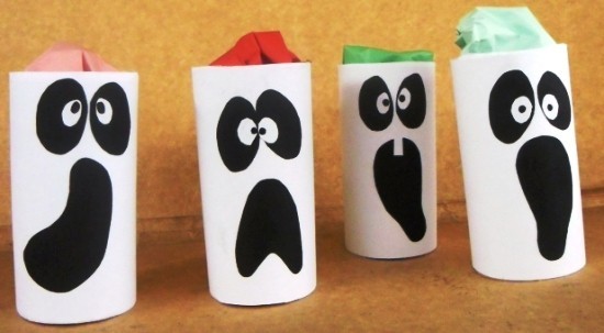 Ideen zum Gespenster Basteln papierrollen mit süßigkeiten