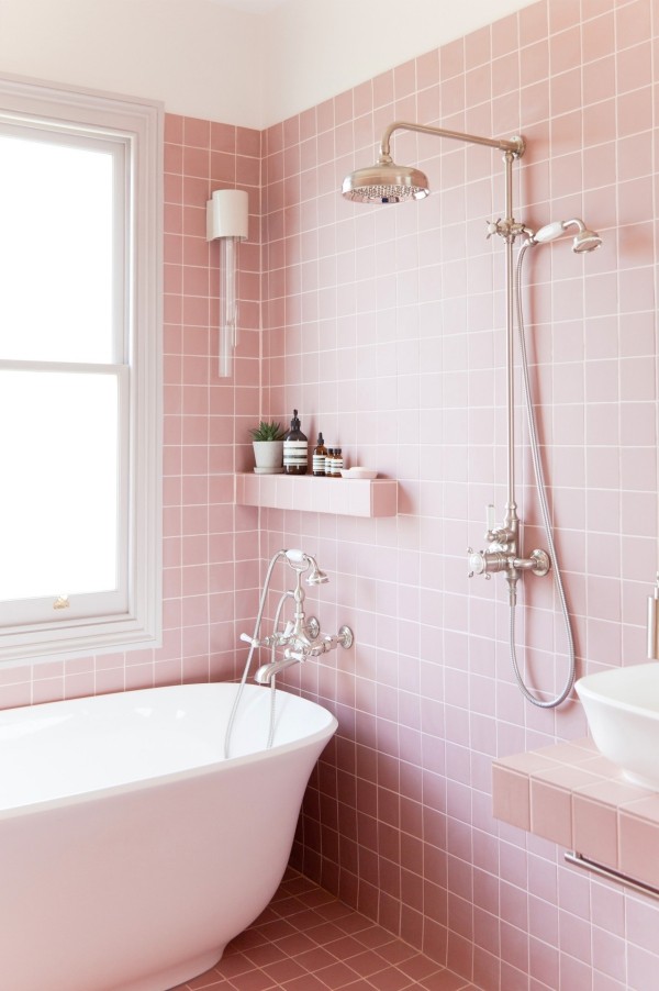 So wählen Sie die richtige Pastell Wandfarbe für Ihr Zuhause badezimmer in rosa mit badewanne