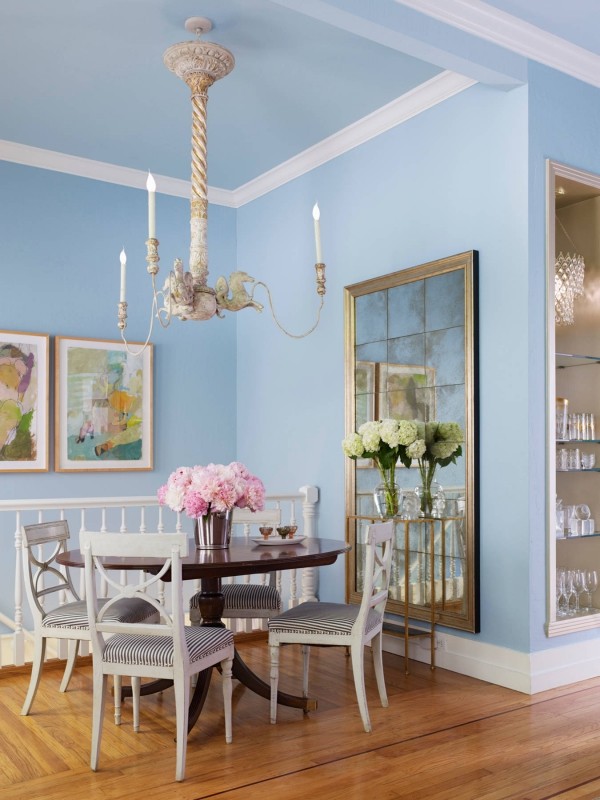 So wählen Sie die richtige Pastell Wandfarbe für Ihr Zuhause blaue wände hohe decke mit kronleuchter