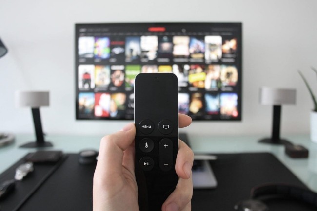 Was ist ein Smart TV Hier finden Sie alles, was Sie vor dem Kauf wissen müssen fernseher fernbedienung einfach