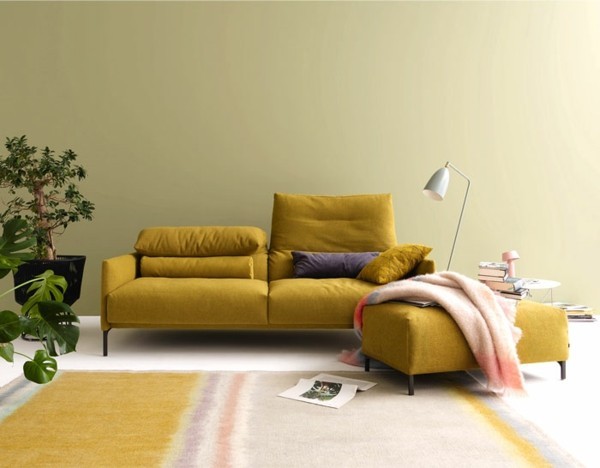 Wohntrends 2020 Wohnraum gestalten Sofa senf Farbe Wohnaccessoires