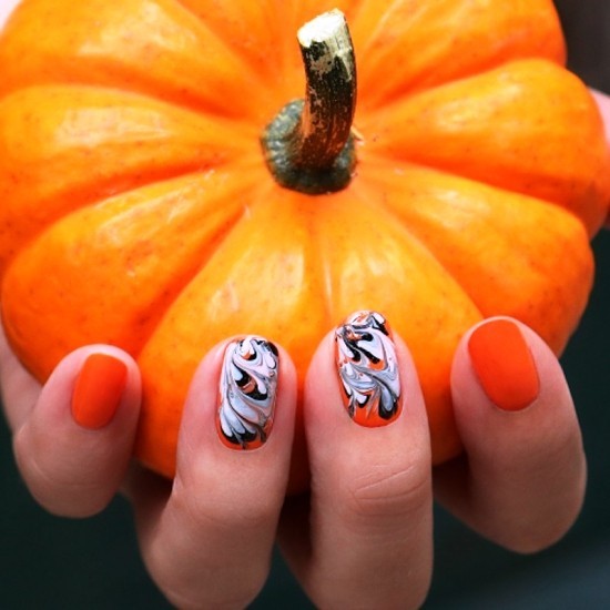 70 aktuelle Trendfarben und Gelnägel für den Herbst marmorierte nägel orange und schwarz