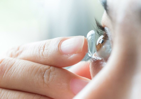 Die Brille durch Kontaktlinsen ersetzen Linsen einsetzen
