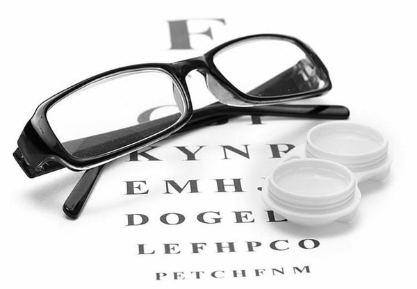 Die Brille durch Kontaktlinsen ersetzen Pros und Contras