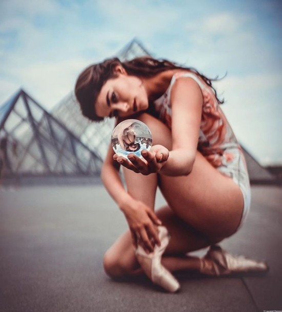 Geheimnisse der Glaskugel Fotografie – Tipps und Ideen ballerina vor der glaspyramide im innenhof des louvre
