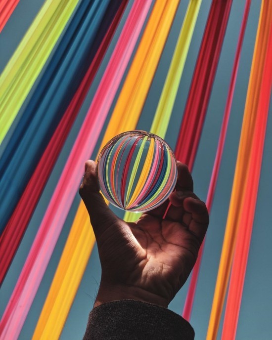 Geheimnisse der Glaskugel Fotografie – Tipps und Ideen bunte streifen foto glaskugel