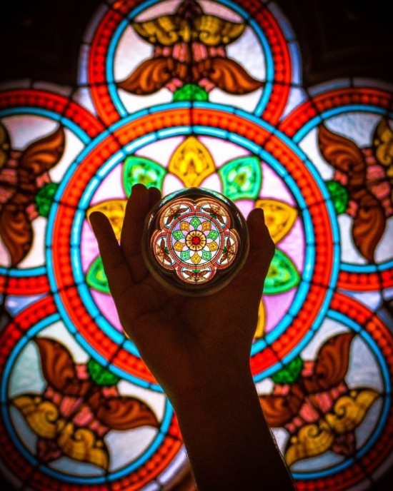 Geheimnisse der Glaskugel Fotografie – Tipps und Ideen glasmalerei kathedrale bunt hübsch