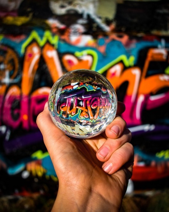 Geheimnisse der Glaskugel Fotografie – Tipps und Ideen graffiti wand per glaskugel
