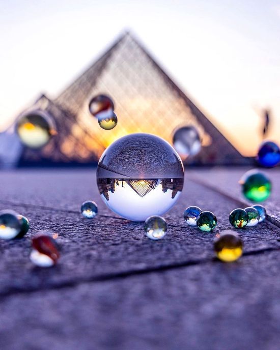 Geheimnisse der Glaskugel Fotografie – Tipps und Ideen kinderspiel vor den glaspyramiden