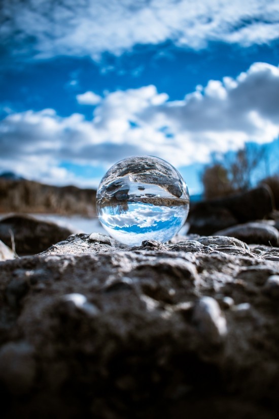 Geheimnisse der Glaskugel Fotografie – Tipps und Ideen naturlandschaft mit fluss und wald