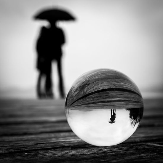 Geheimnisse der Glaskugel Fotografie – Tipps und Ideen schwarz weiß fotografie paar mit regenschirm