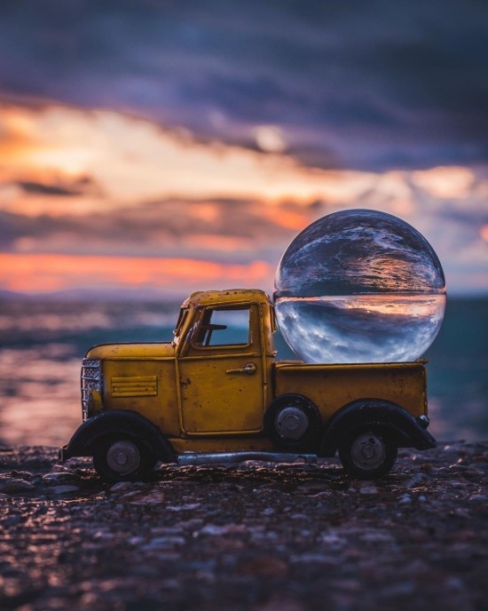 Geheimnisse der Glaskugel Fotografie – Tipps und Ideen spielzeugwagen und glaskugel ständer