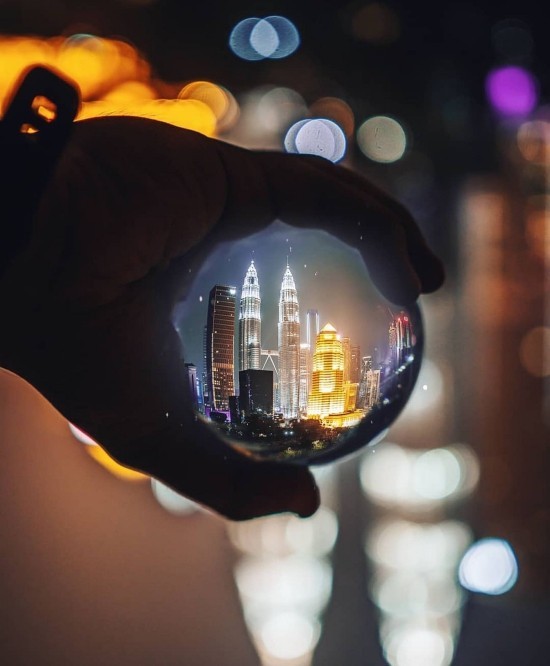 Geheimnisse der Glaskugel Fotografie – Tipps und Ideen stadt landschaft bei nacht