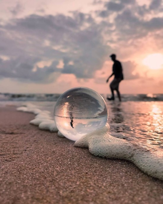 Geheimnisse der Glaskugel Fotografie – Tipps und Ideen strand foto mit meeres wellen
