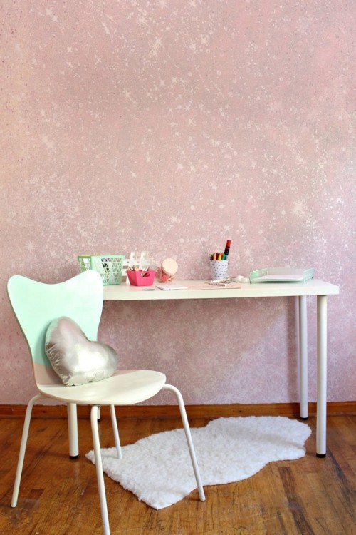 Glitzer Wandfarbe selber mischen und auftragen feminine wandfarbe rosa arbeitszimmer
