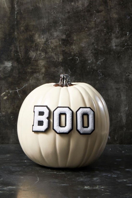 Halloween Kürbis bemalen – 140 künstlerische Ideen und Anleitungen boo kürbis gestrickte buchstaben