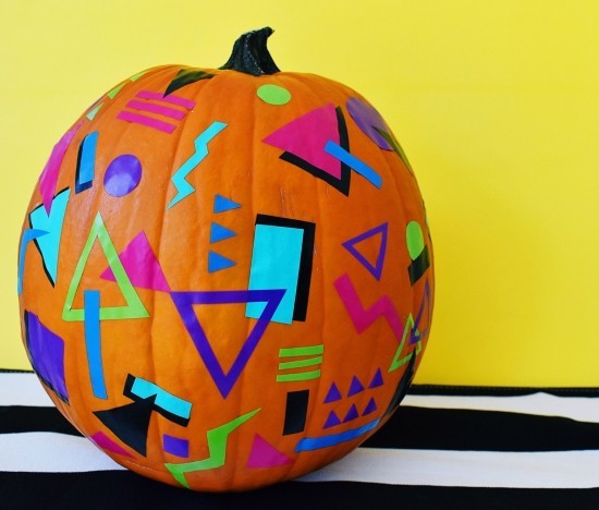 Halloween Kürbis bemalen – 140 künstlerische Ideen und Anleitungen bunte retro geometrien auf kürbis