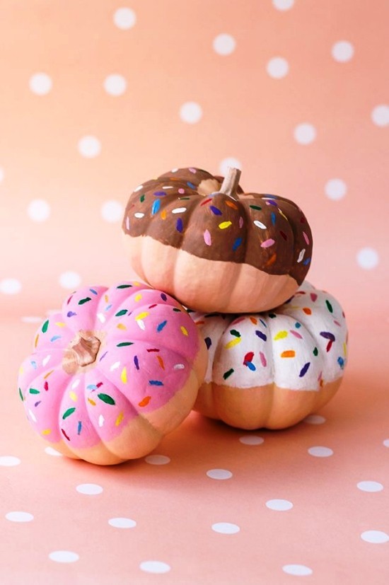 Halloween Kürbis bemalen – 140 künstlerische Ideen und Anleitungen donut kürbisse bunt süß
