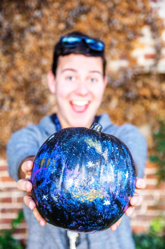 Halloween Kürbis bemalen – 140 künstlerische Ideen und Anleitungen galaktischer kürbis bemalen farben