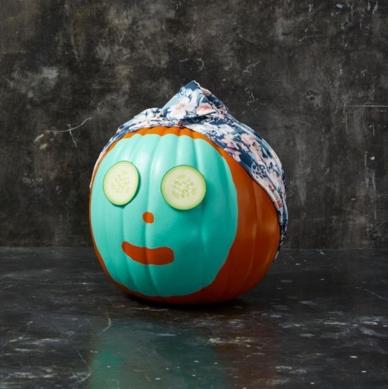 Halloween Kürbis bemalen – 140 künstlerische Ideen und Anleitungen kürbis mit gesichtsmaske und tuch