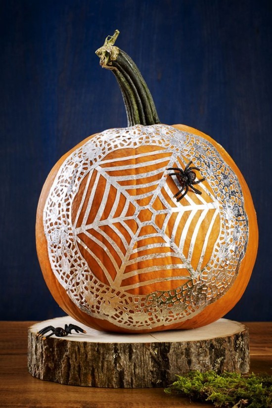 Halloween Kürbis bemalen – 140 künstlerische Ideen und Anleitungen leichte diy spinnennetz aus pappteller