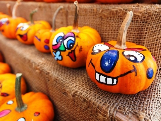 Halloween Kürbis bemalen – 140 künstlerische Ideen und Anleitungen lustige einfache gesichter acryl