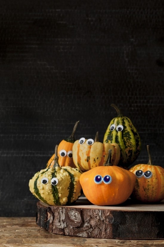 Halloween Kürbis bemalen – 140 künstlerische Ideen und Anleitungen lustige zierkürbisse mit wackelaugen