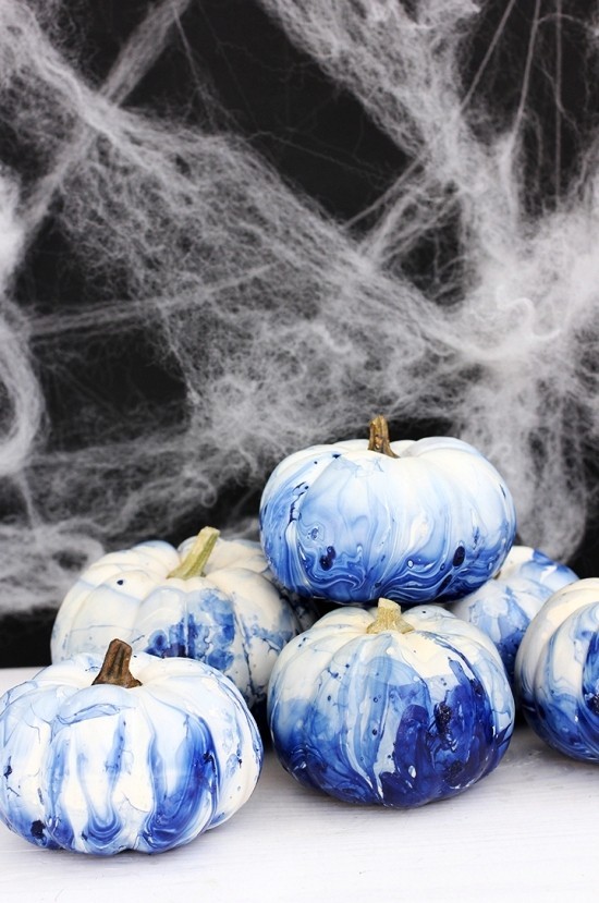 Halloween Kürbis bemalen – 140 künstlerische Ideen und Anleitungen marmorierte kürbisse blau und weiß