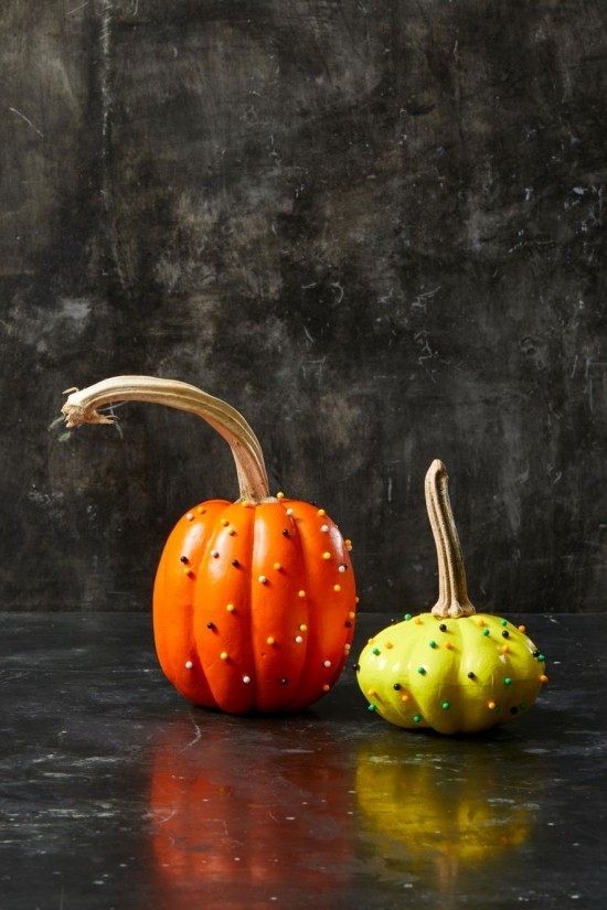 Halloween Kürbis bemalen – 140 künstlerische Ideen und Anleitungen mit nadeln dekorieren orange gelb kürbis
