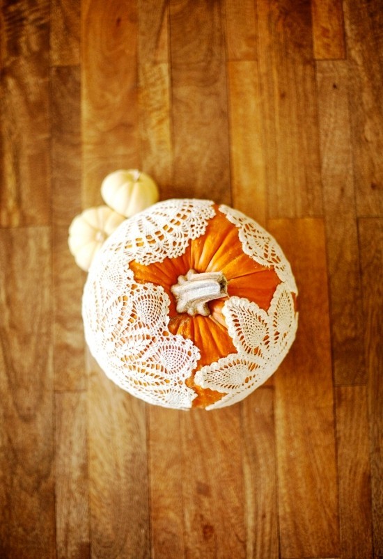 Halloween Kürbis bemalen – 140 künstlerische Ideen und Anleitungen natürlicher kürbis mit weißer spitze