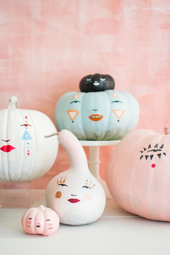 Halloween Kürbis bemalen – 140 künstlerische Ideen und Anleitungen pastel bemalte kürbisse mit gesichtern