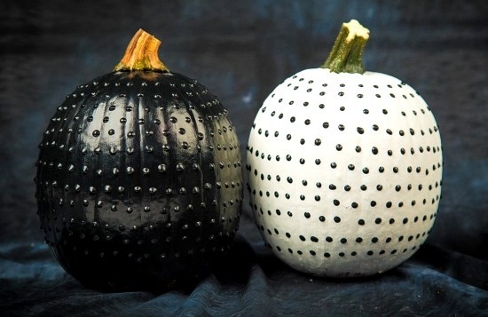 Halloween Kürbis bemalen – 140 künstlerische Ideen und Anleitungen polka dot schwarz weiße kürbisse