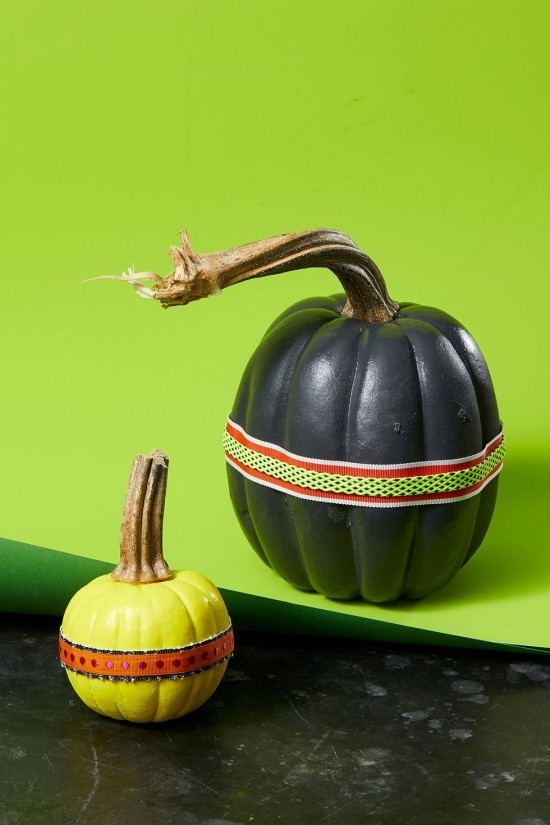 Halloween Kürbis bemalen – 140 künstlerische Ideen und Anleitungen schwarz und grün mit schleife