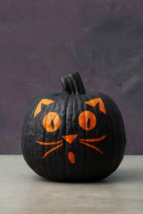 Halloween Kürbis bemalen – 140 künstlerische Ideen und Anleitungen schwarze katze einfach sprühfarben