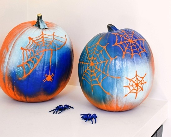 Halloween Kürbis bemalen – 140 künstlerische Ideen und Anleitungen spinnennetz auf blau und weiß sprühfarbe