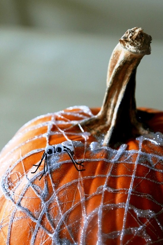 Halloween Kürbis bemalen – 140 künstlerische Ideen und Anleitungen spinnennetz aus schmelzklebstoff