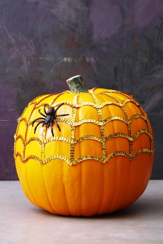 Halloween Kürbis bemalen – 140 künstlerische Ideen und Anleitungen spinnennetz mit pailletten und spinne