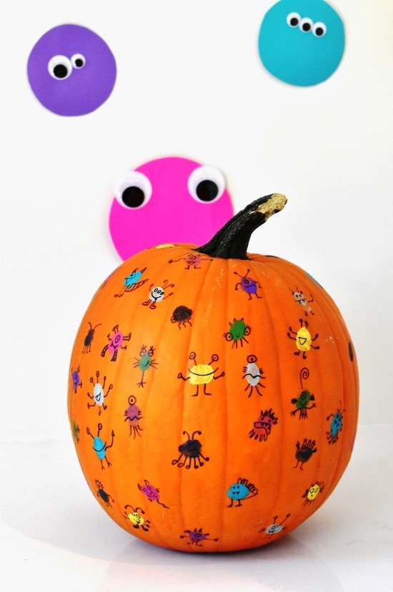 Halloween Kürbis bemalen – 140 künstlerische Ideen und Anleitungen sticker monster auf orange kürbis